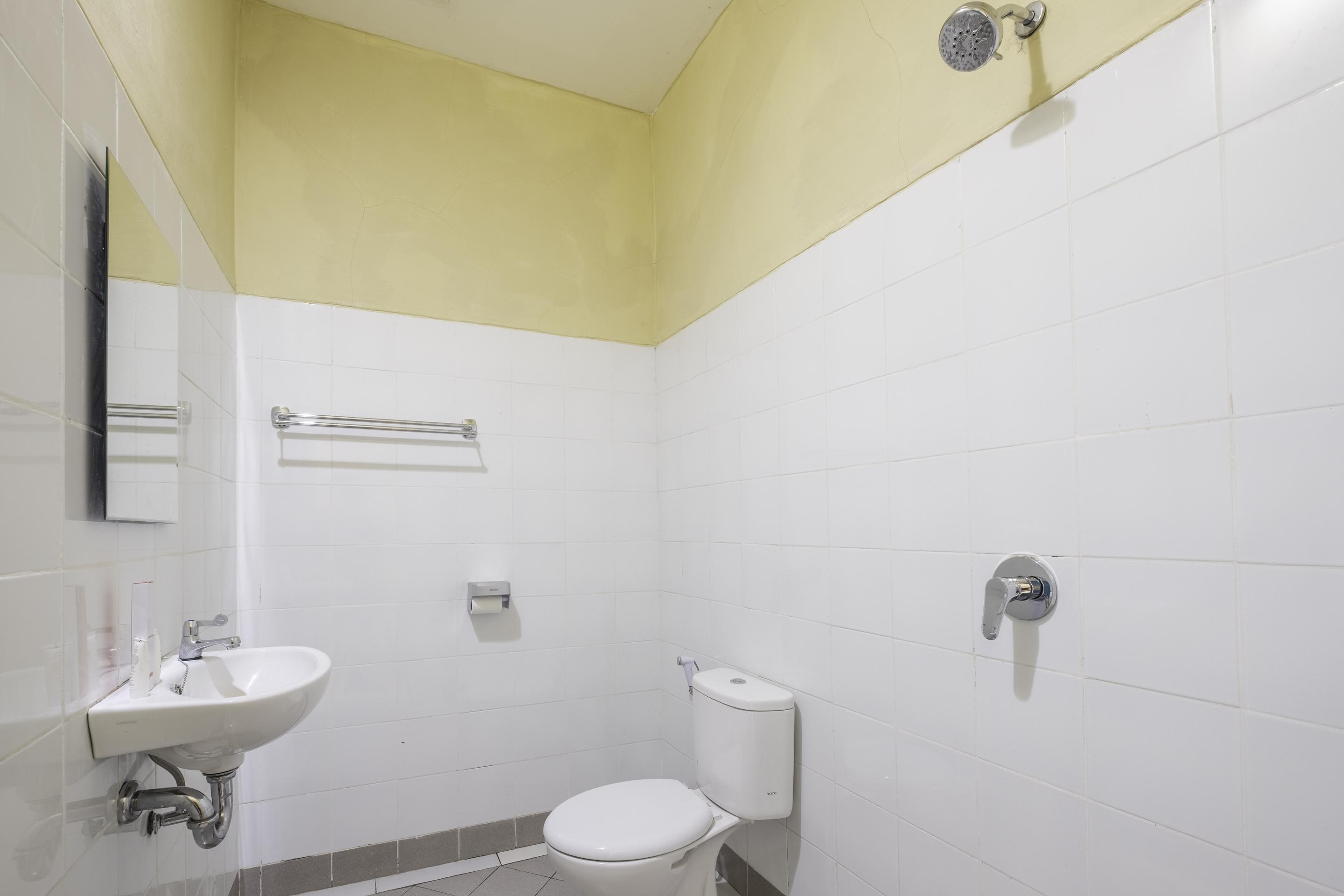 Super Oyo 1568 Stasiun Ka Cirebon Guest House Exterior photo